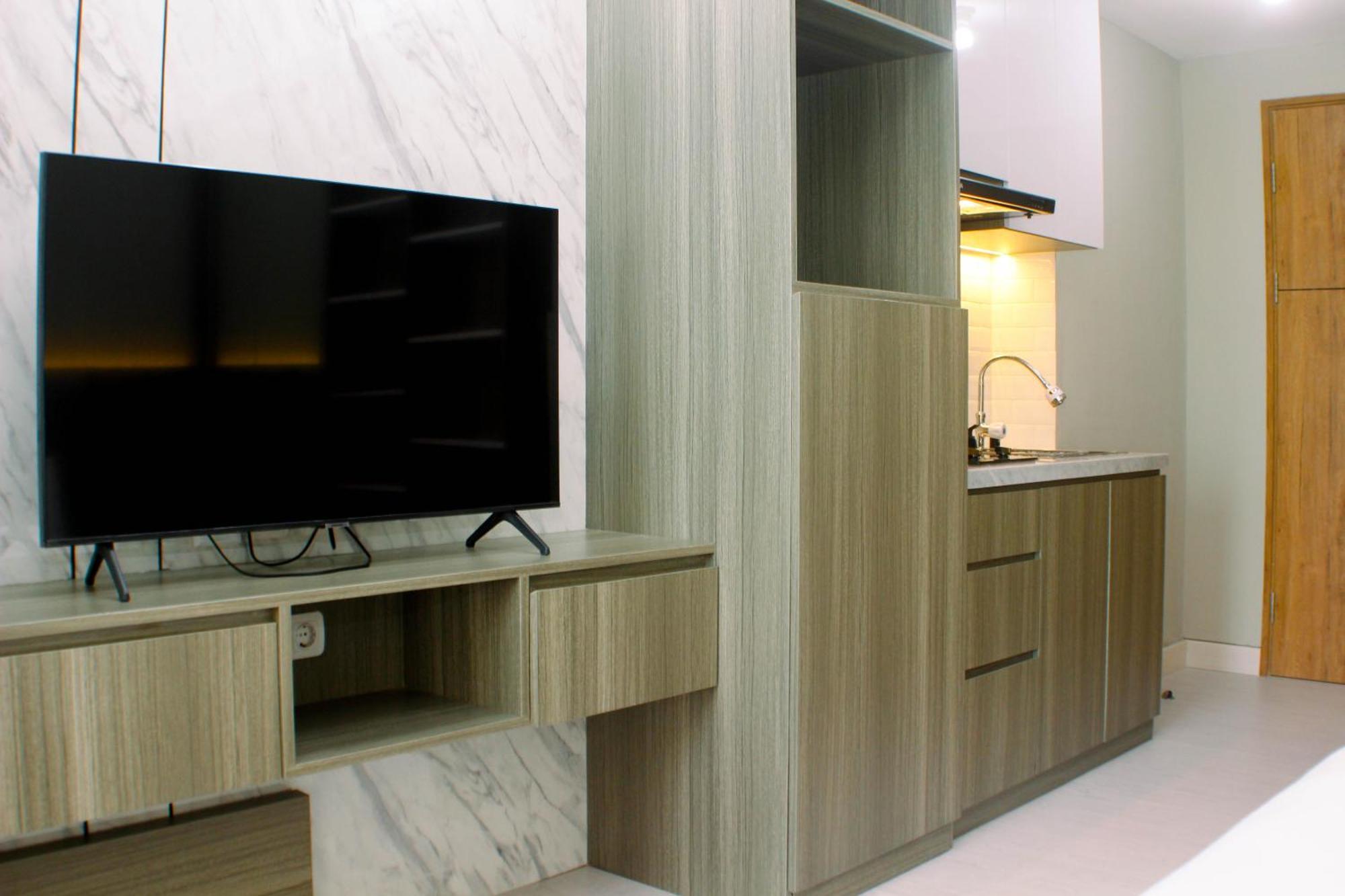Apartemen Comfy At Gateway Park Lrt By Travelio Bekasi