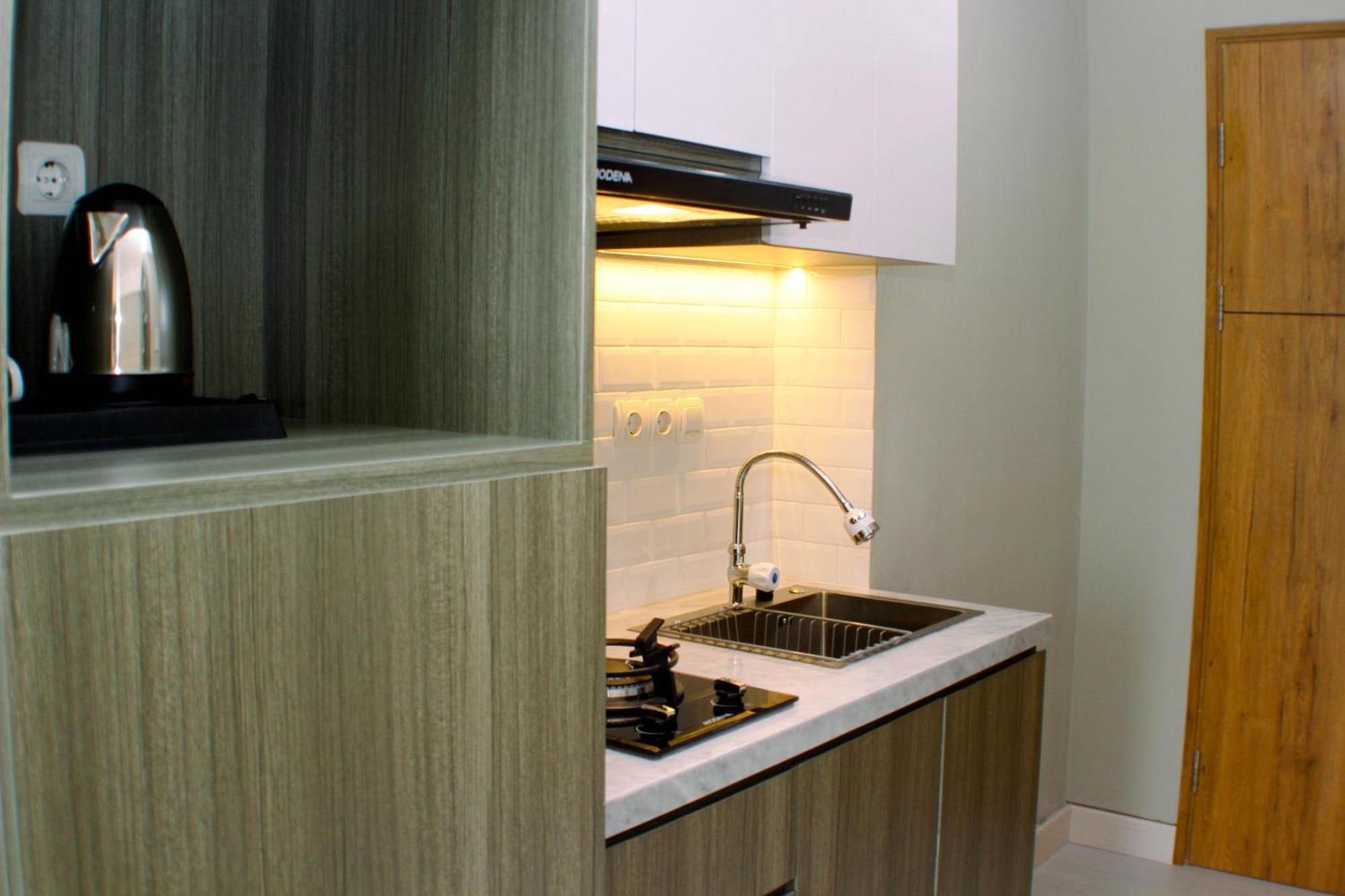 Comfy At Gateway Park Lrt By Travelio Apartemen